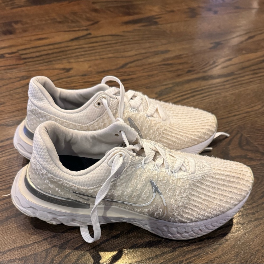 White Knit Running Sneakers with Metallic Swoosh - Nike